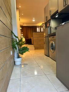 a kitchen with a washer and a washing machine at Modern Studio in Kenitra