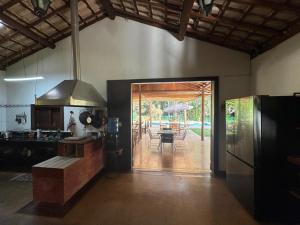 a kitchen with an open door to a patio at Sítio Funilândia - MG in Funilândia