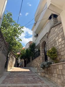 an alleyway in front of a building at Apartmani Petra i Igor in Makarska