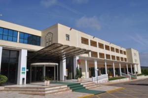 a large white building with a large entrance at Hotel Heredero in Olivenza