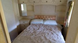 a bedroom with a bed in a small room at Domek Samanta in Grzybina