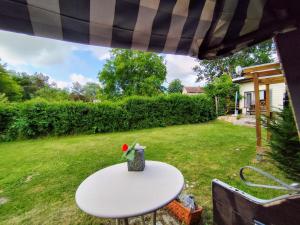 a white table with a vase on top of a yard at Auszeit in Friedland