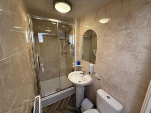 a bathroom with a sink and a shower and a toilet at White Horse Tavern in Telford +11 photos