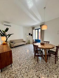 a living room with a table and chairs and a couch at Casa Fioraliso in Noto