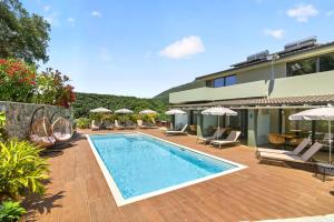 Olia Suites Parga tesisinde veya buraya yakın yüzme havuzu