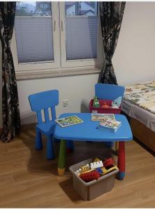 a childs table and chair in a room with a bed at Domki, pokoje, apartamenty Agata Kunowska in Ostrzyce