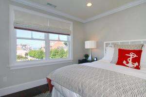 Un pat sau paturi într-o cameră la The Newport Lofts - 543 Thames Street