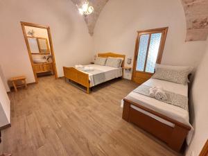 a large room with two beds and a mirror at I Tre Pozzi in Faccia di Trippa