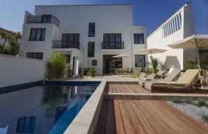 an image of a house with a swimming pool at L'ODE A PIERRE - Chambres d'hôtes in Dax +35 photos