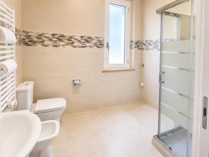 ein Badezimmer mit Toilette, Waschbecken und Dusche in der Unterkunft Etnera in Trecastagni + 10 Fotos