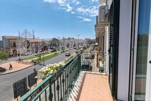 ein Balkon mit Blick auf eine Stadtstraße in der Unterkunft Etnera in Trecastagni