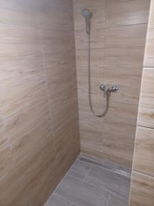 a shower with a shower head in a bathroom at Rekreačná chata TERASA in Železničná Stanica Šiatoroš