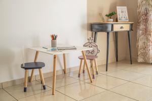 a table and two chairs and a table and a desk at Villa Mascareignas - Le Tampon in Le Tampon