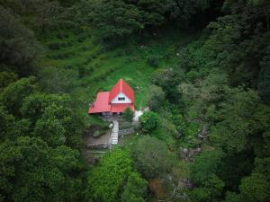 an aerial view of a house with a red roof at Cabaña El Cafetal in Valle Hornito
