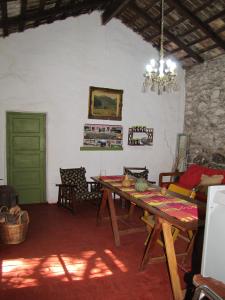 a living room with a table and a chandelier at La Casona del Río in Valle Hermoso