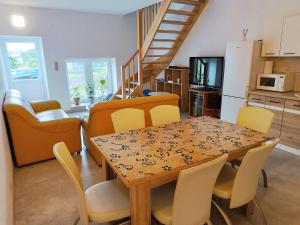 a kitchen and dining room with a table and chairs at Łapacz Mazurskich Chwil in Orzysz