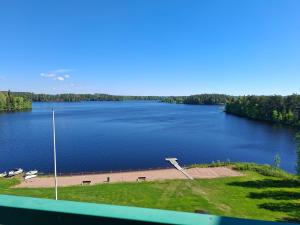 a view of a large lake with a dock at Huone upealla järvimaisemalla in Ikaalinen