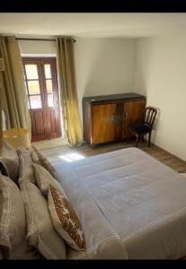 a bedroom with a large bed and a wooden dresser at Di colombie in Figari