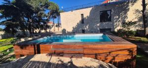 ein Swimmingpool vor einem Haus in der Unterkunft Eagles Nest Guesthouse- Rose Lily Suite 2 in Ḩaşrūn al Jadīdah