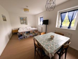 a dining room with a table and a bed at Ferienwohnungen Hopfenhaus in Spalt