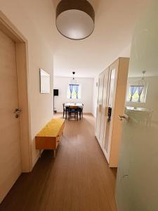 a room with a table and a dining room at Ferienwohnungen Hopfenhaus in Spalt +5 photos