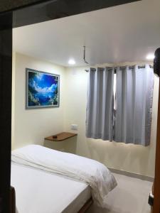 a bedroom with a bed and a window at Hotel keshri Nandan in Nāgaur