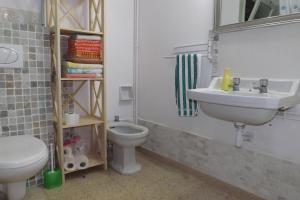 A bathroom at Tarragona House