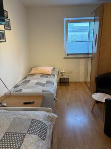 a bedroom with a bed and a window at Ferienwohnung Aurach in Aurach