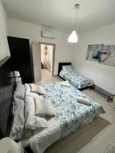 a bedroom with two beds in a room at Appartamenti la terrazza in Pachino