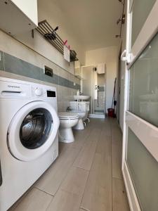 a laundry room with a washing machine and two toilets at Appartamenti la terrazza in Pachino