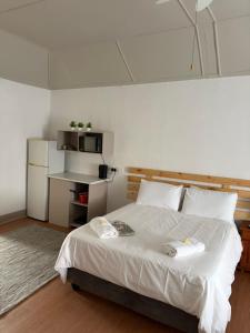 a bedroom with a large white bed in a room at Formule 11 in Frankfort