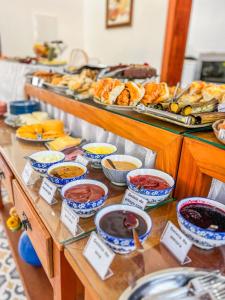 a buffet line with different types of food on at Pousada Vila Mandalah in Carrancas