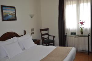 A bed or beds in a room at Hotel Heredero