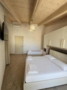 a room with two beds and a tv in it at Casa vacanze indipendente in Follonica