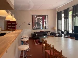 a living room with a bar and a couch at Domaine du Chesne in Salbris
