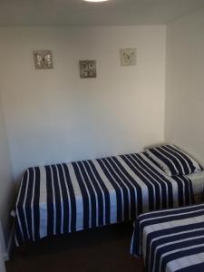 En eller flere senge i et værelse på Sandy Toes Cottage