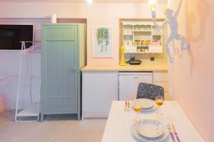 a kitchen with a table and a waitress on the wall at Koufeto in Kondoyenádha
