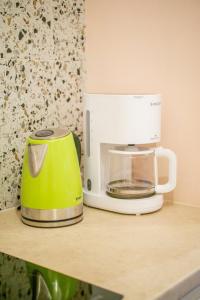 a green and white toaster sitting on top of a counter at Koufeto in Kondoyenádha