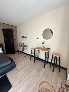 a room with a bed and a mirror and chairs at le nid gourmand in Andryes