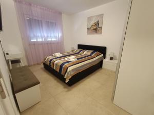 a bedroom with a bed and a window at Apartment Villa Vala in Malinska