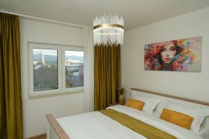 a bedroom with a bed and a painting on the wall at Ari's Arpartament in Beiuş