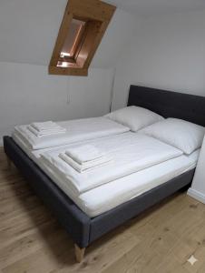 a large bed in a room with a wooden floor at Haus (1. Etage+DG) mit Garten in Passendorf