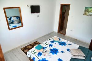 a bedroom with a bed with blue flowers on it at Casa EBO in 2 Mai