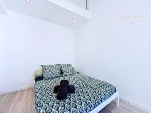 a bed with a teddy bear sitting on top of it at L'R du Temps 2 - Clim, Centre-ville, 6 personnes, 4 lits in Istres