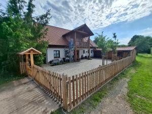 a wooden fence in front of a house at Ferienwohnung Zur Töpferei in Nordhausen