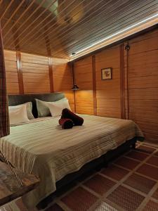 a bedroom with a bed with a red bag on it at Altos de Shalem casa canaan in Anolaima