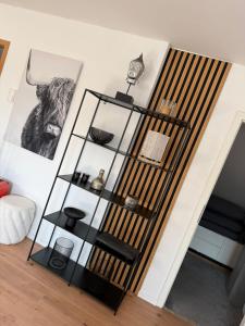 a glass shelf in a room with a striped wall at Ferienwohnung Monteurwohnung in Lüdenscheid
