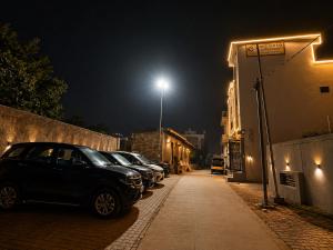 a row of cars parked on a street at night at Hotel Devi Ram Atithi Bhawan Near Banke Bihari Mandir in Vrindāvan