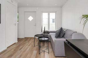 a living room with a couch and a table at Sommerbolig i byen in Kristiansand