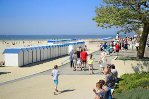 a crowd of people walking along the beach at Hotel Le Faidherbe -Plages -Nausicaa -Q-Park in Boulogne-sur-Mer